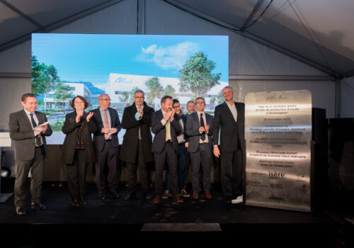 Pose de la première pierre du site de production de microLEDs d’Aledia  à Champagnier (38)