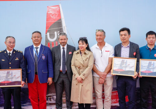 LE GROUPE IDEC ET SON MAXI-TRIMARAN A L’ASSAUT DE LA CHINE