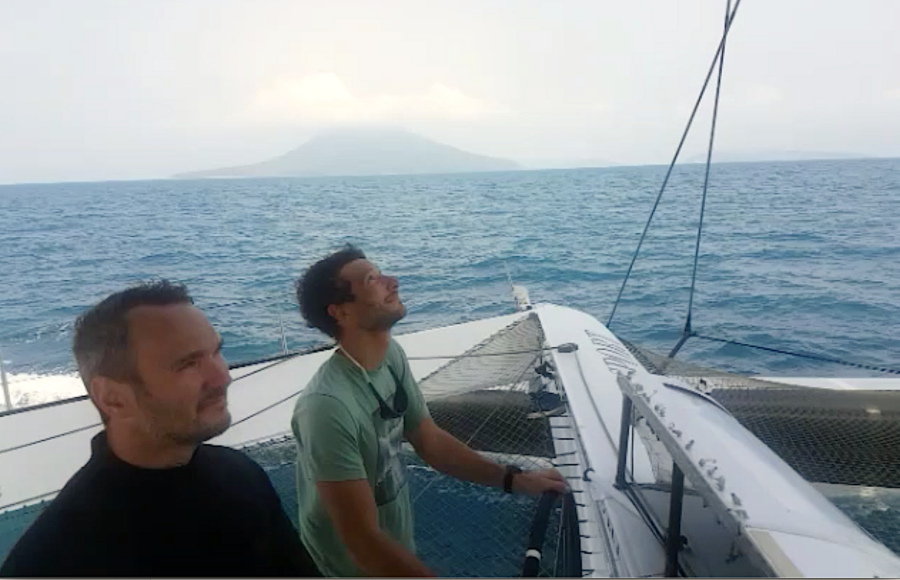 Détroit de la Sonde et volcan sur la route....